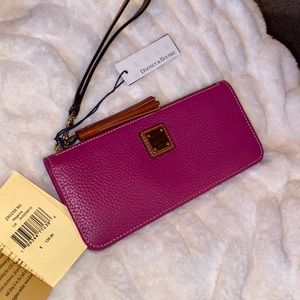 BNWT Dooney & Bourke Tatum Wristlet in Magenta Pebbled Leather